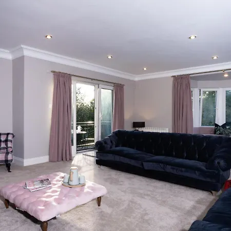 Brand New - Contemporary - 2 Bedroom - 2 Bathroom - Spacious - Views *