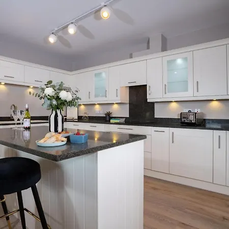 Brand New - Contemporary - 2 Bedroom - 2 Bathroom - Spacious - Views * Ambleside