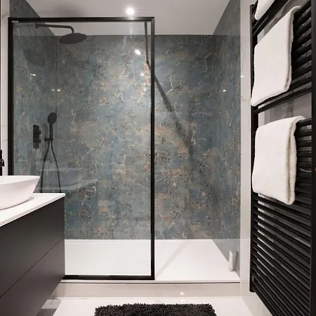 Brand New - Contemporary - 2 Bedroom - 2 Bathroom - Spacious - Views Apartment Ambleside