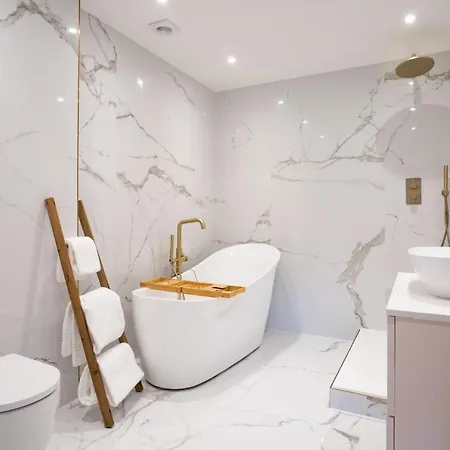 Brand New - Contemporary - 2 Bedroom - 2 Bathroom - Spacious - Views Ambleside