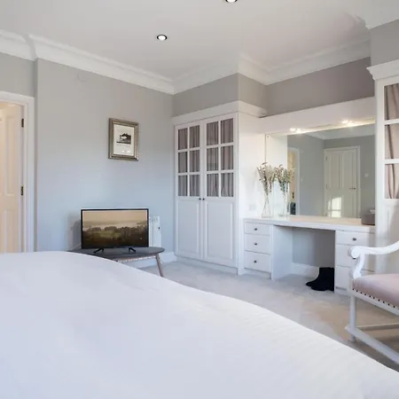 Brand New - Contemporary - 2 Bedroom - 2 Bathroom - Spacious - Views Apartment