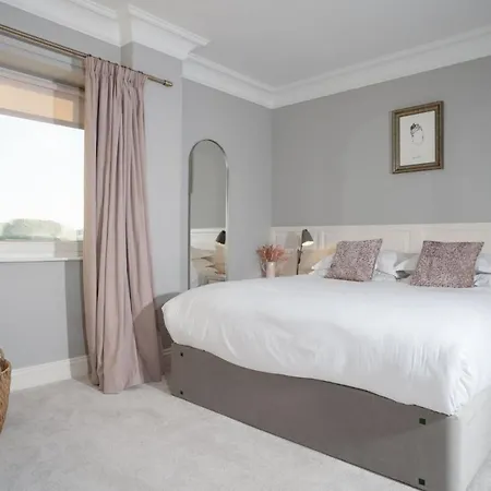 Brand New - Contemporary - 2 Bedroom - 2 Bathroom - Spacious - Views