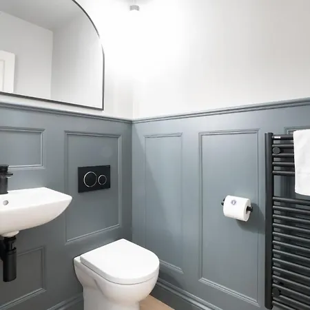 Brand New - Contemporary - 2 Bedroom - 2 Bathroom - Spacious - Views Apartment Ambleside