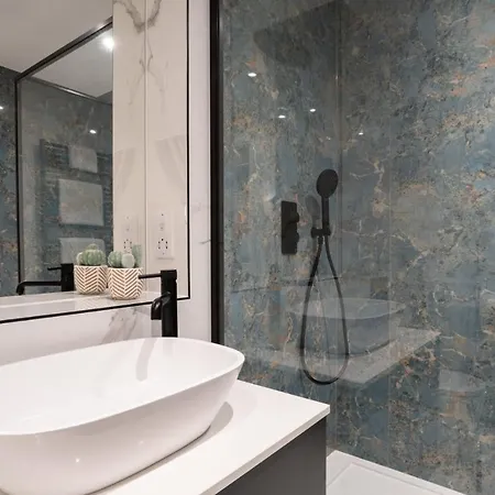 Brand New - Contemporary - 2 Bedroom - 2 Bathroom - Spacious - Views Apartment Ambleside