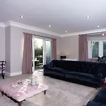 Brand New - Contemporary - 2 Bedroom - 2 Bathroom - Spacious - Views *